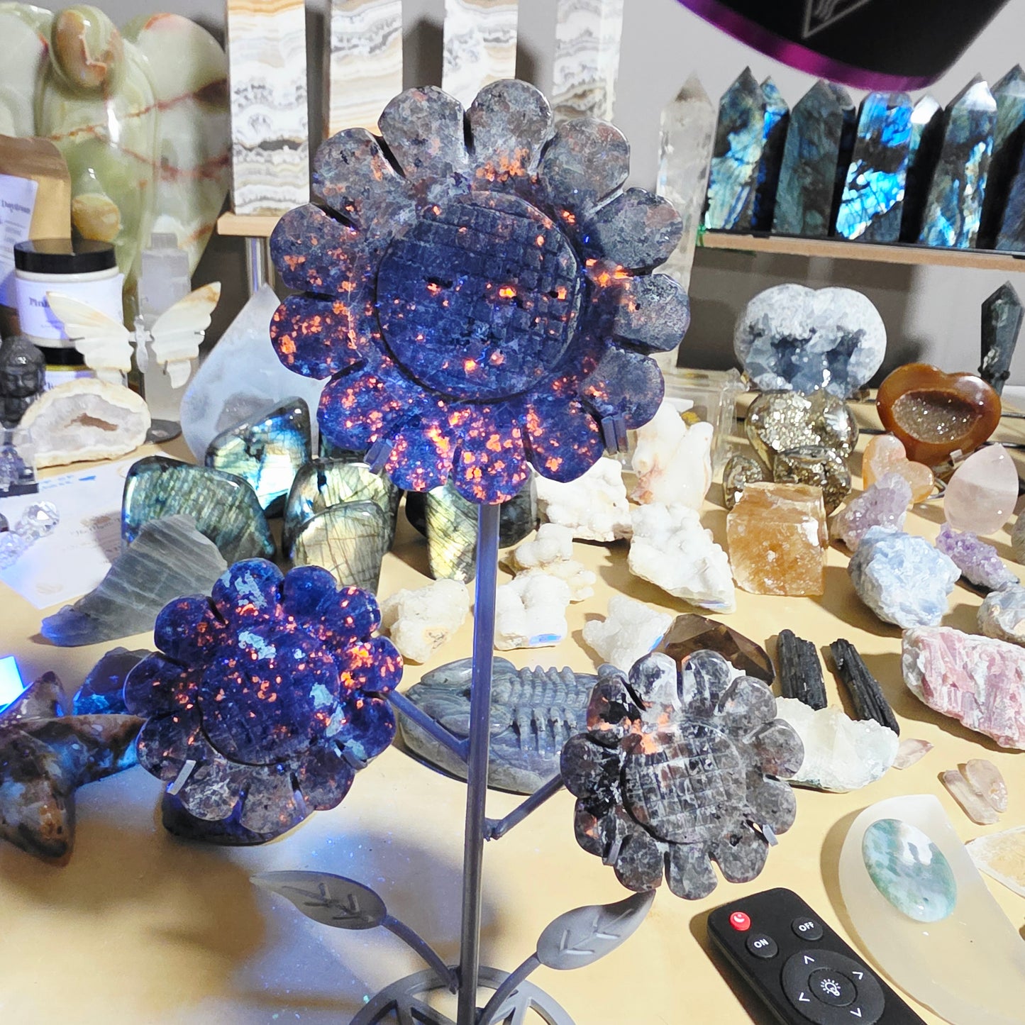Yooperlite triple Flowers on stand