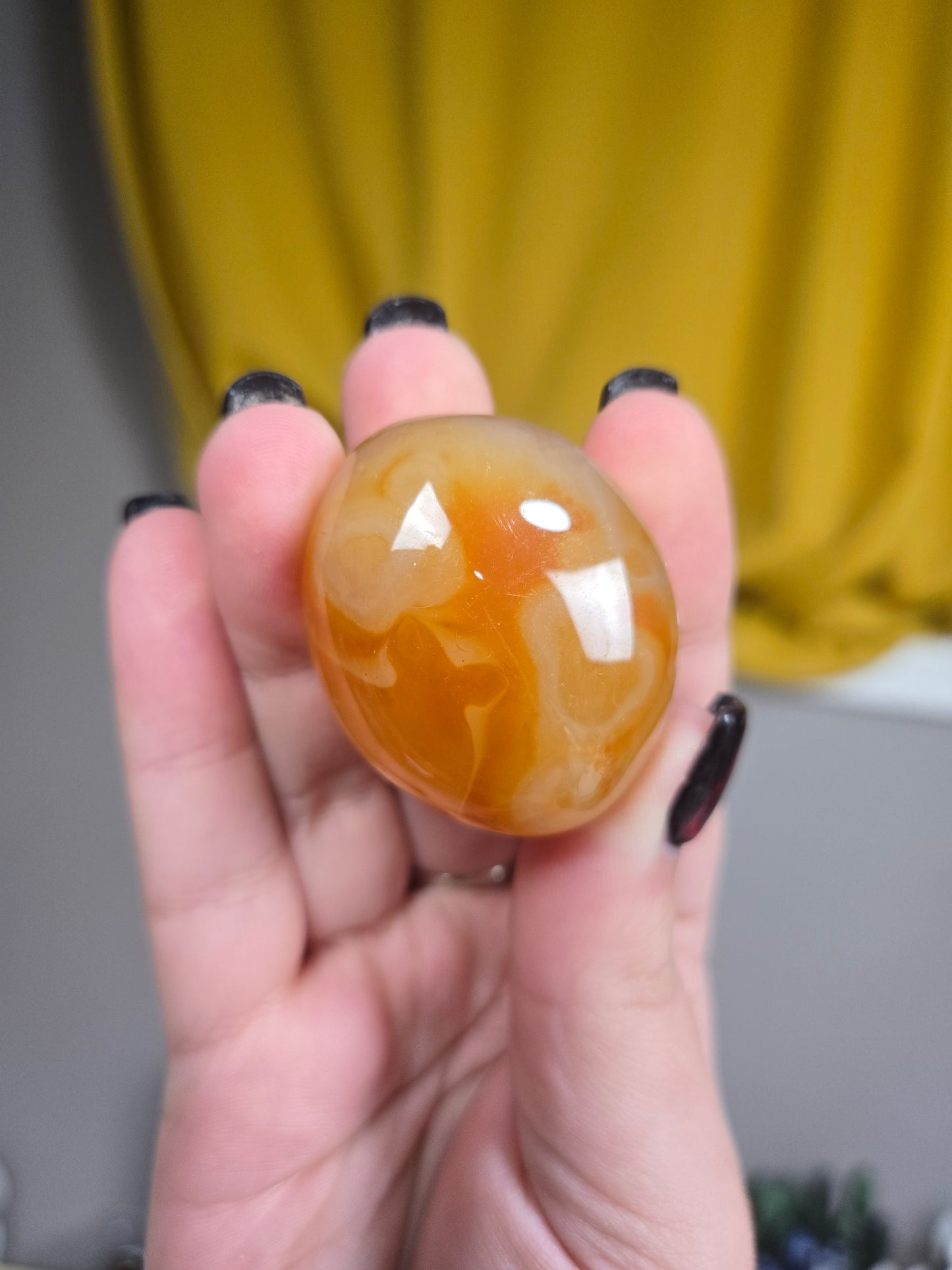 Sardonix tumble palm stone