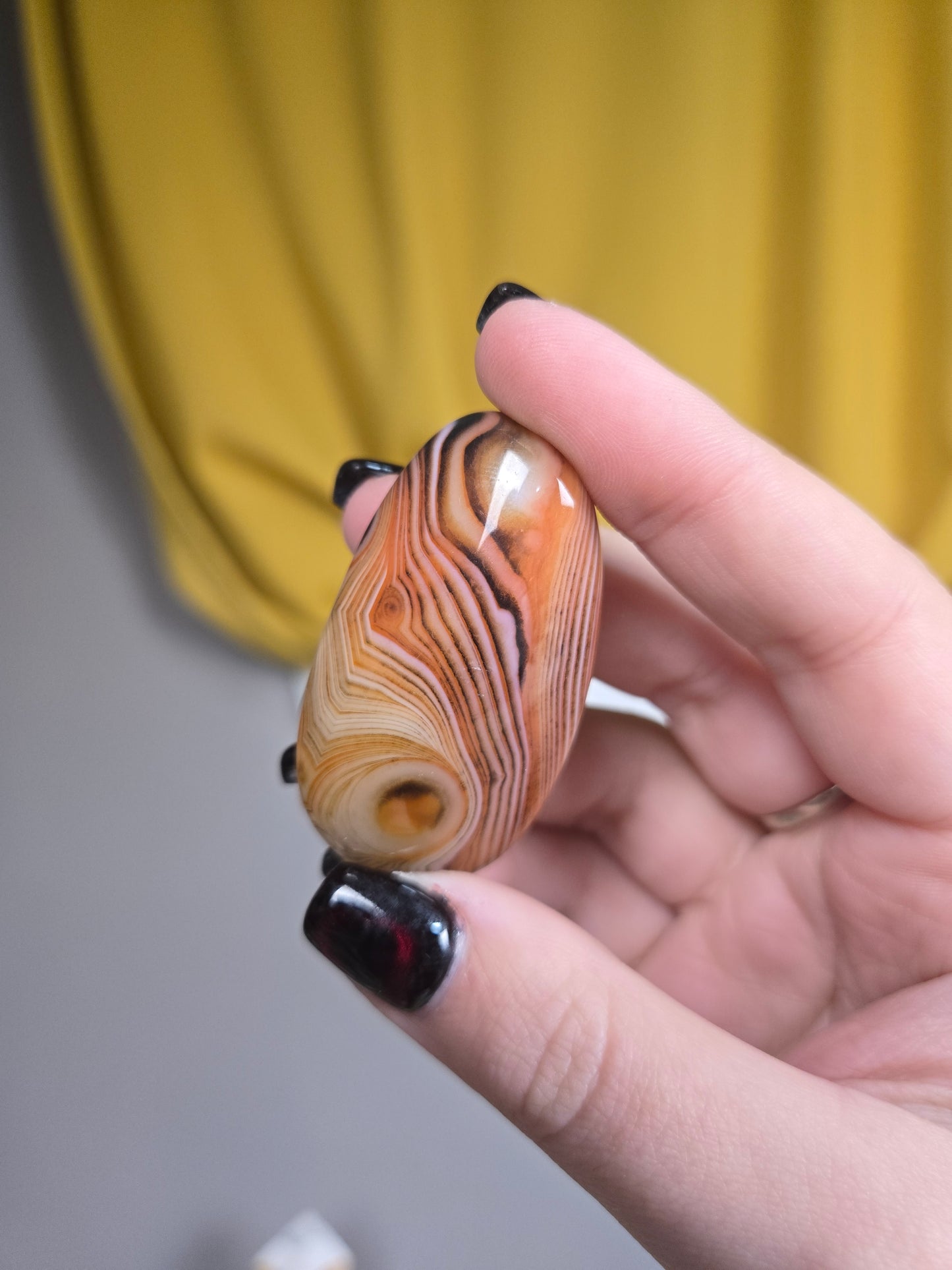 Sardonix tumble palm stone