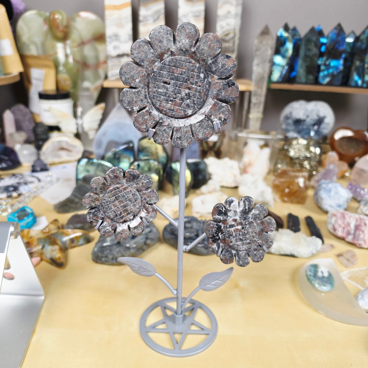 Yooperlite triple Flowers on stand