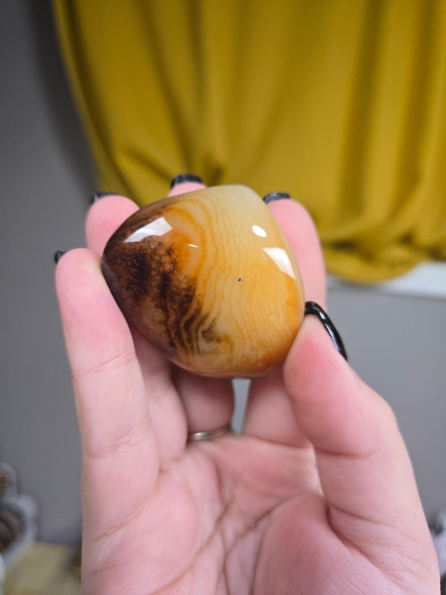 Sardonix tumble palm stone