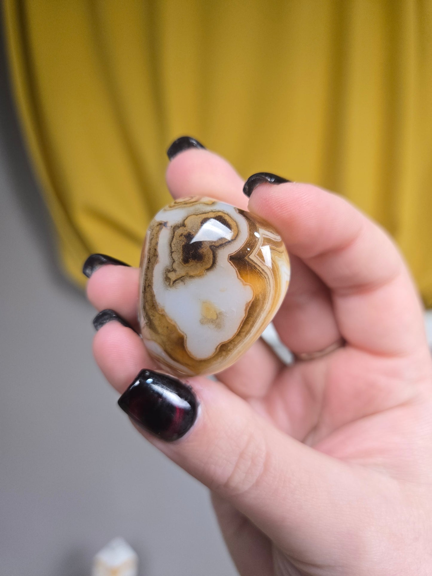 Sardonix tumble palm stone